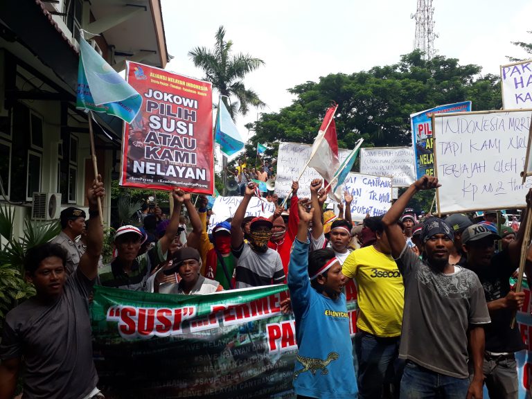 Demo, Nelayan Pamekasan : Jokowi Pilih Susi atau Kami Nelayan