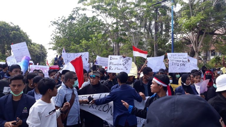 Gaya Komunikasi Visual Demo Mahasiswa