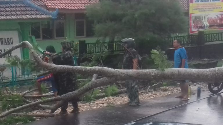 Anggota TNI di Pamekasan Bantu Penanganan Bencana Alam di Waru