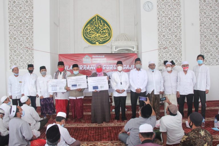 Anggota DPR RI Ini Peduli Guru Ngaji di Sumenep
