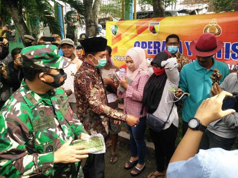 Danrem Bhaskara Jaya Bagikan Masker di Sampang