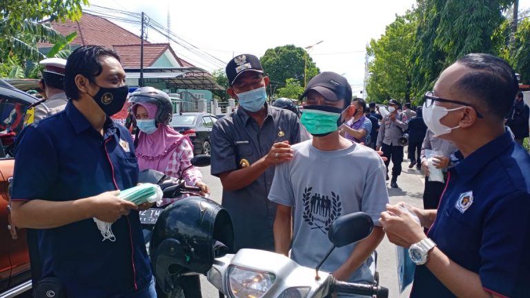 PWI Sumenep Peringati HPN 2021 dengan Berbagi Masker