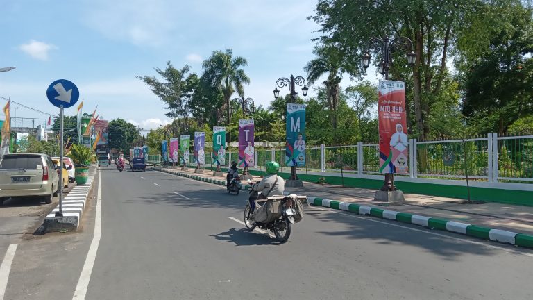 Jadi Tuan Rumah, Atribut MTQ Mulai Padati Jalanan Pamekasan