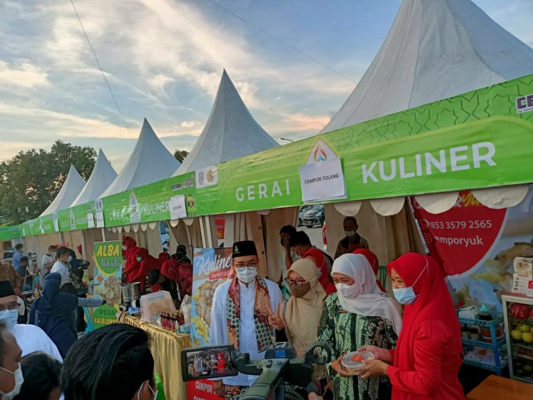 Di Hadapan Mas Tamam, Khofifah Puji Produk UMKM Pamekasan