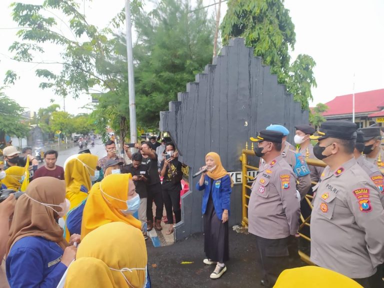 Diguyur Hujan, Aktivis Perempuan di Sampang Demo Polisi Usut Kasus Pelecehan