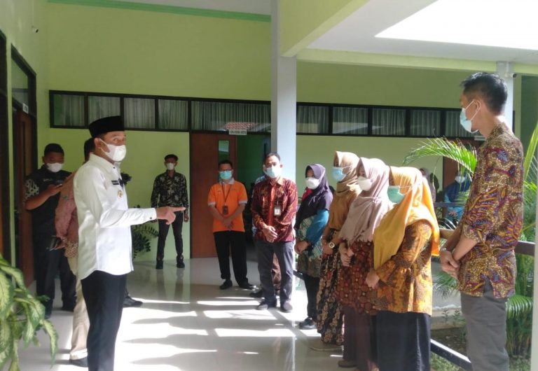 Wabup Sampang Sidak Puskesmas Camplong, Temukan Pegawai Nakal