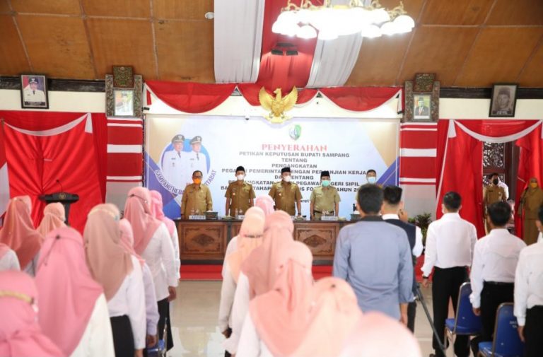 Ratusan Guru Honorer di Sampang Terima SK PPPK dan CPNS