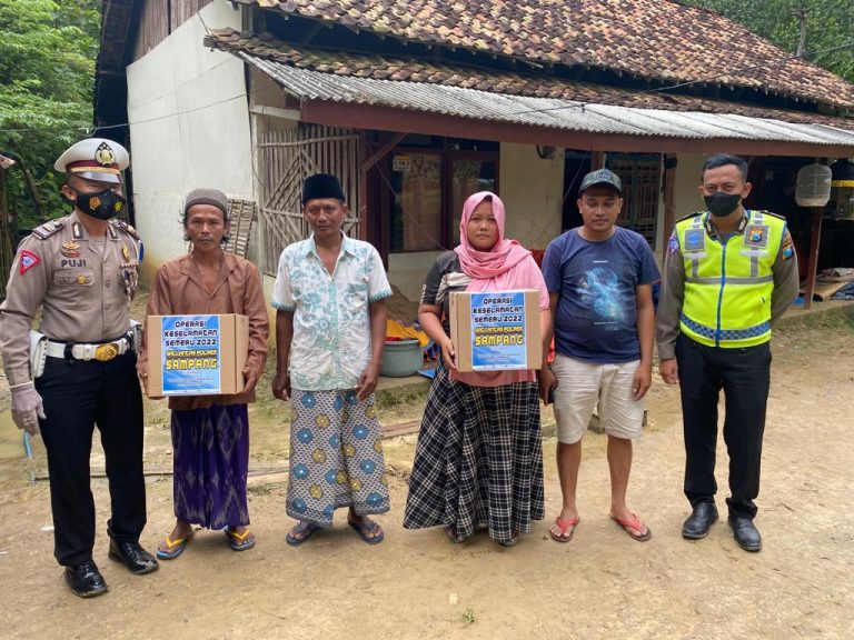 Blusukan ke Kampung, Polantas Sampang Beri Bantuan ke Warga