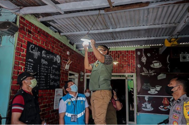 Bupati Pamekasan Bantu Pasangkan Lampu Darurat di Rumah Warga Terdampak Banjir