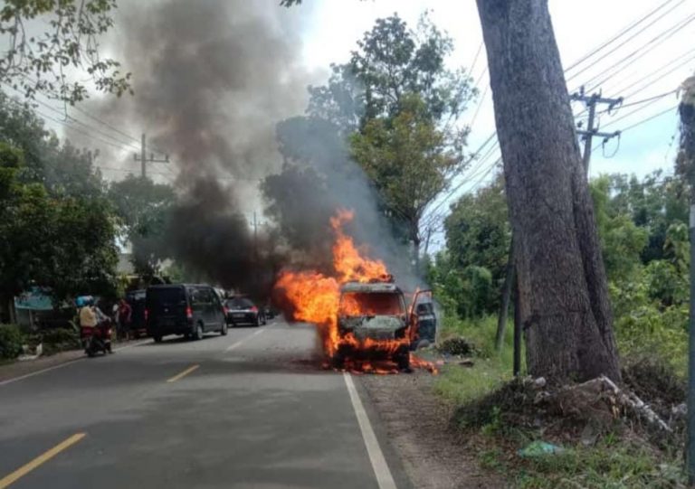 Mobil Pemudik Terbakar di Torjun, 9 Penumpang Selamat