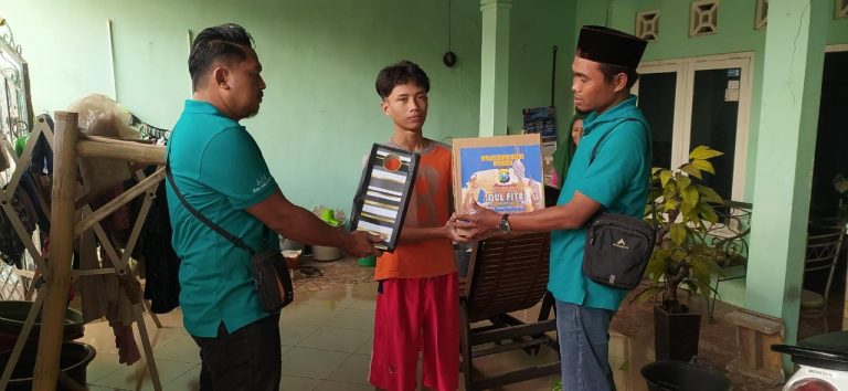 IJTI dan AJS Bagikan Parsel ke Warga