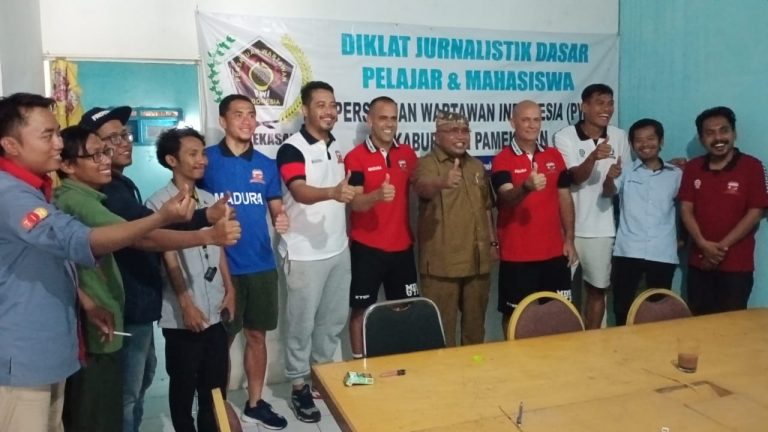 Tandang ke Kantor PWI Pamekasan, Pelatih Madura United Diajak Makan Sate dan Gulai