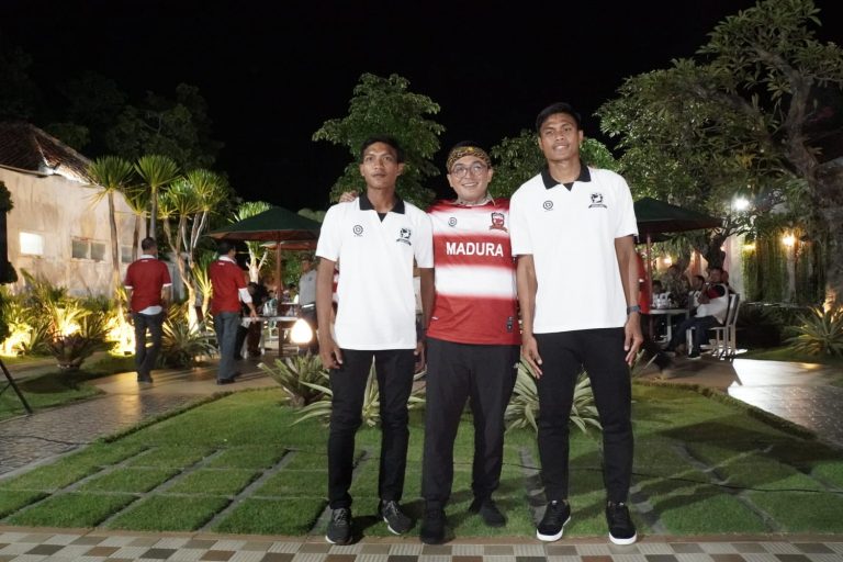 Jamu Pemain Madura United, Bupati Pamekasan Panggil Feby Ramzy dan Fachrudin saat Beri Sambutan