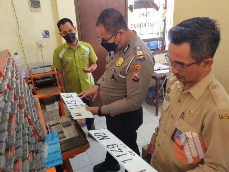 Plat Nomor Putih Mulai Berlaku di Sampang
