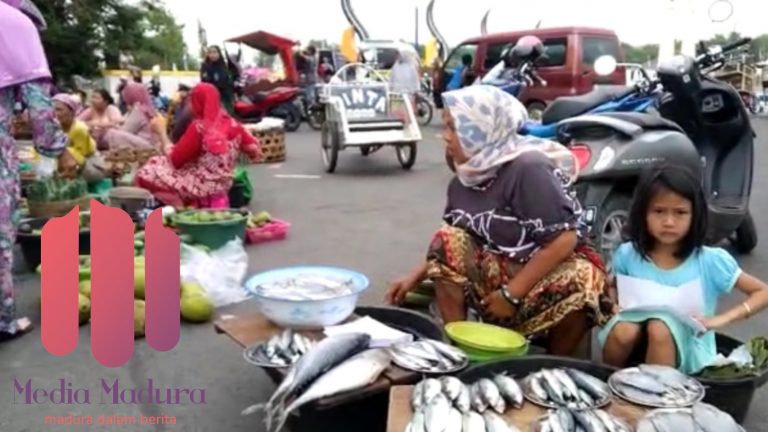 Pasar Tergenang Banjir, Pedagang Jualan di Alun-Alun Trunojoyo