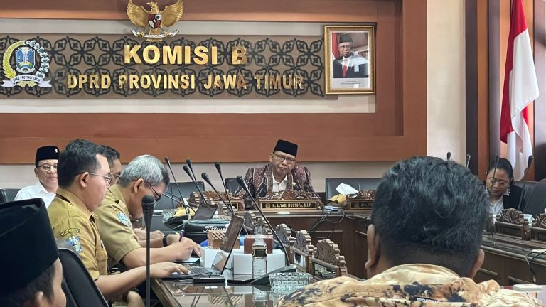 Didatangi Nelayan Madura, Ketua Komisi B DPRD Jatim Janji Cek Langsung Pelabuhan Branta Pesisir