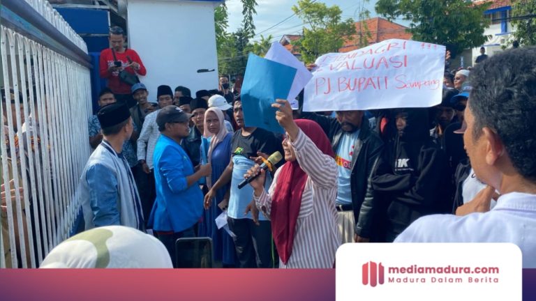 Panggung Deklarasi Dukungan Prabowo-Gibran Disusupi Aksi Demo Penolakan Pj Bupati Sampang