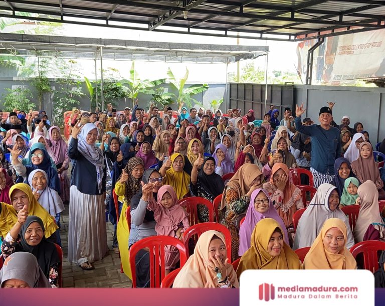 MH Said Abdullah Bagikan 1000 Amplop Zakat Mal di Pamekasan