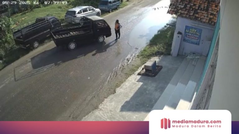 Terekam CCTV, Petugas Dishub Sampang Terpental Ditabrak Pikup