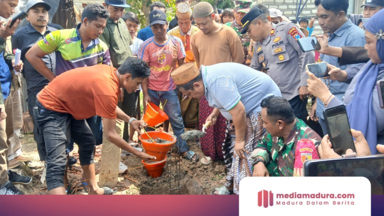 Bantu Presiden Prabowo Entaskan Kemiskinan, H. Her Bedah Rumah Milik Warga Kurang Mampu di Pamekasan