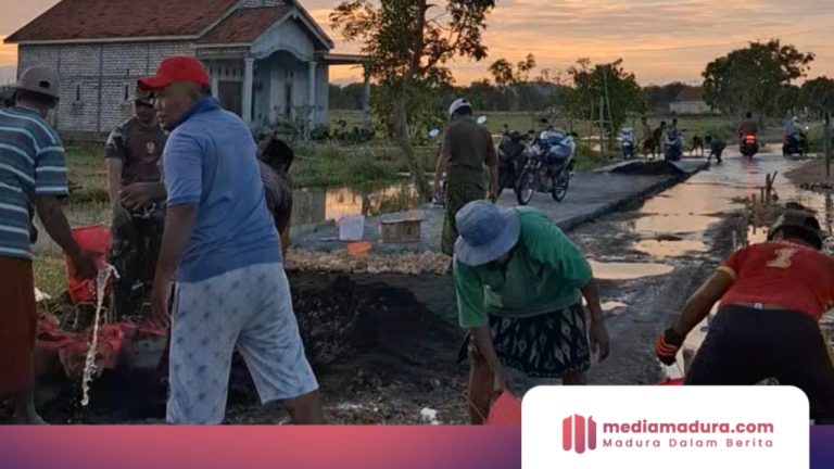 Lelah Menanti Pemerintah, Warga Sampang Akhirnya Swadaya Perbaiki Jalan yang 16 Tahun Rusak
