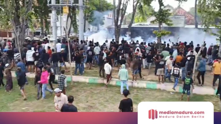Demo Pilkades di DPRD Sampang Ricuh, Polisi Tembakkan Gas Air Mata