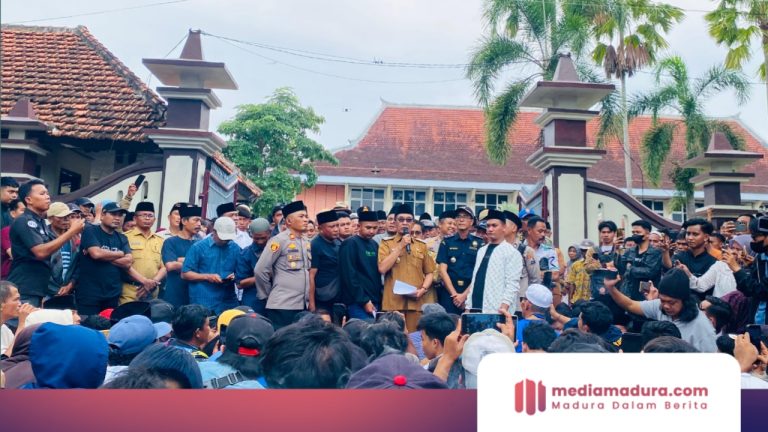 Ribuan Petani dan Buruh Gelar Demo di Depan Kantor Pemkab Pamekasan, Bea Cukai Paling Disorot