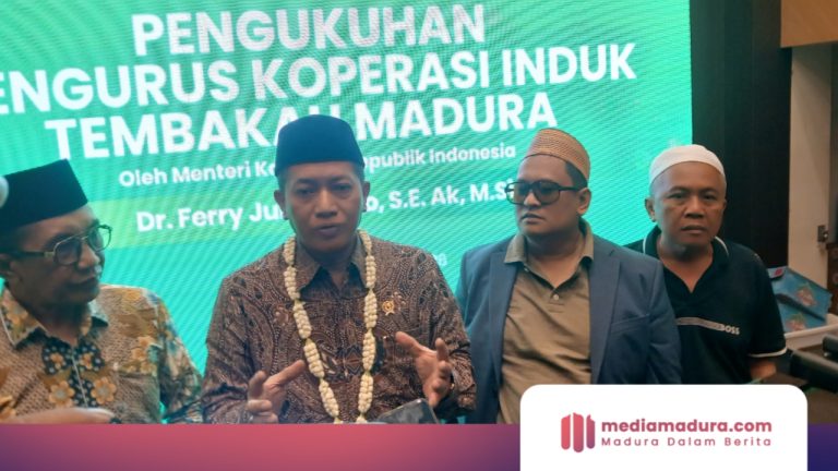 Menkop RI, Ferry Juliantono didampingi Bupati Pamekasan, Kh. Kholilurrahman, H. Her dan H. Mukmin dalam jumpa pers usai pengukuhan KITMAS, Sabtu (21/2/2026)