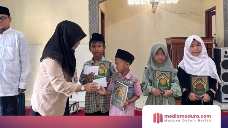 Hj. Ansari Serahkan Zakat Mal dan Al-Qur’an bagi Anak Yatim Muhammadiyah di Pamekasan