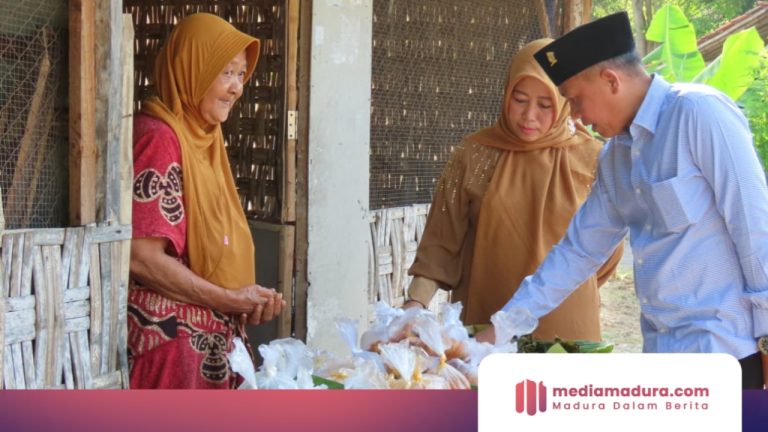 Tersentuh Kisah Pedagang Kecil, Hj. Ansari Datangi Ibu Ismail dan Borong Dagangan di Bulan Ramadan