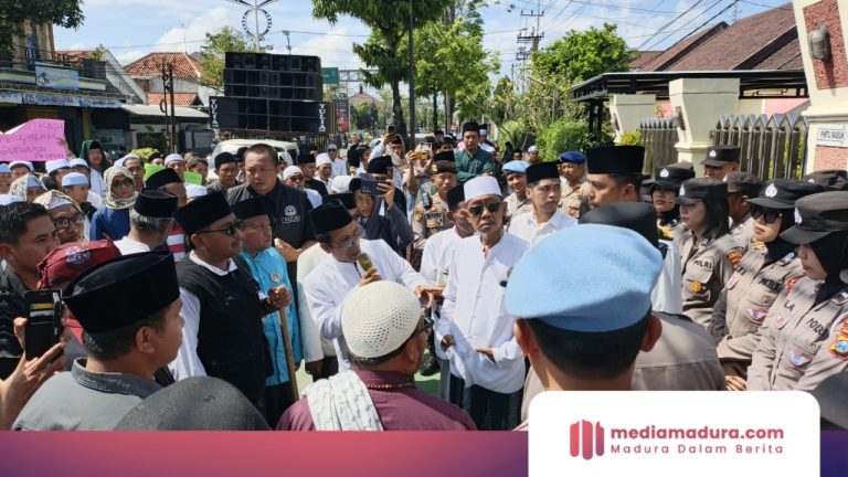 ‎Demo di Sampang Tuntut Hukuman Berat Terdakwa Penganiaya Guru Ngaji