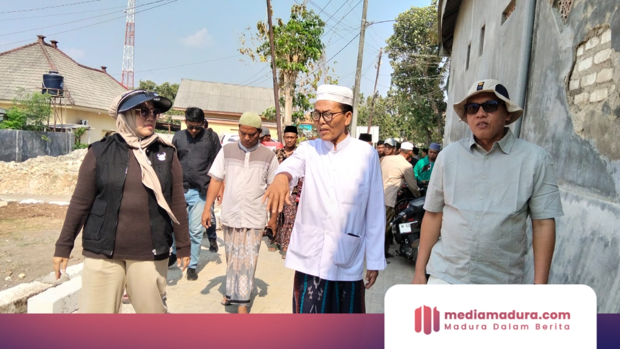 Hj. Ansari Bantu Pavingisasi Jalan Rusak Hampir 10 Tahun di Pamekasan