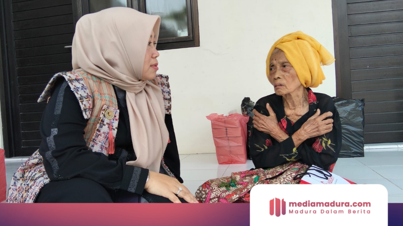 Dapat Bantuan Alat Bantu Dengar, Hj. Ansari Kagumi Ketulusan Suidah, Guru Ngaji Berusia 100 Tahun di Pamekasan