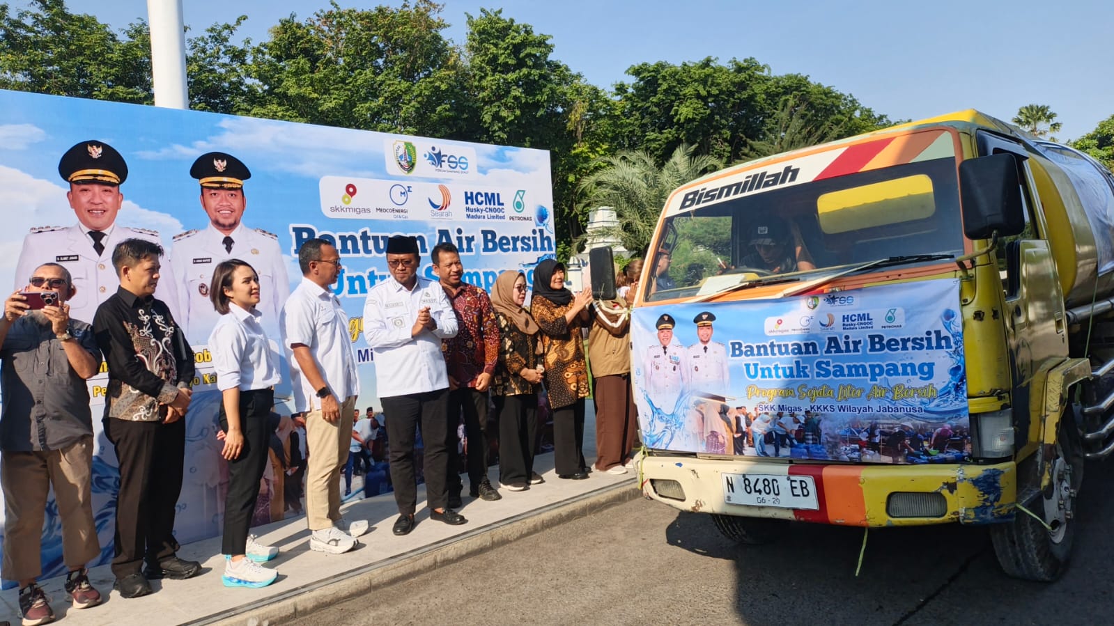 SKK Migas dan KKKS Jabanusa Bersama Forum Sampang Sehat Salurkan Air Bersih
